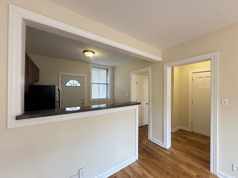 Building Photo - 4211 N Wolcott Ave