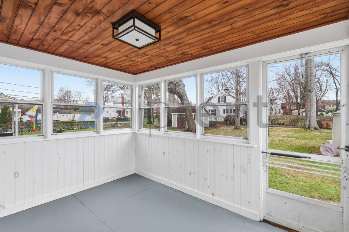 Building Photo - 18 St James St