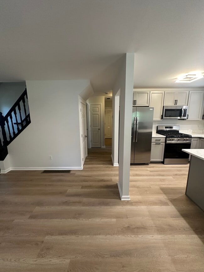 Building Photo - 325 W 15th St