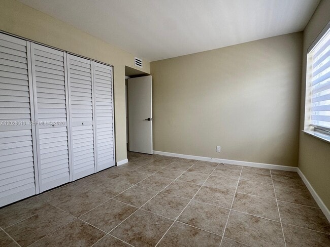 Building Photo - 401 Golden Isles Dr