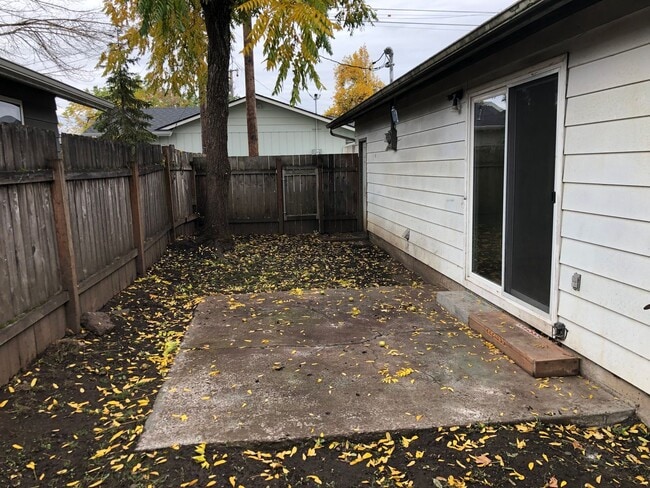 Building Photo - Updated 3 bedroom 1 bath house in Springfi...