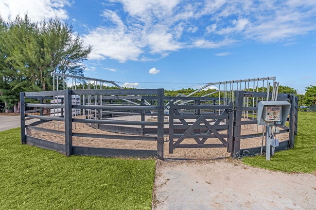 Building Photo - 13155 Southfields Rd