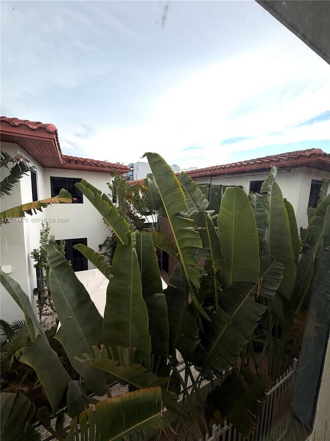 Building Photo - 7400 Harding Ave