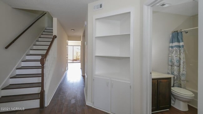 Building Photo - Townhouse close to Western Blvd and BASE!