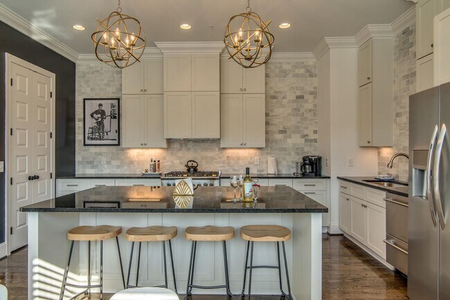 Building Photo - Beautifully appointed 3-bedroom furnished townhome in sought-after Hillsboro Village!