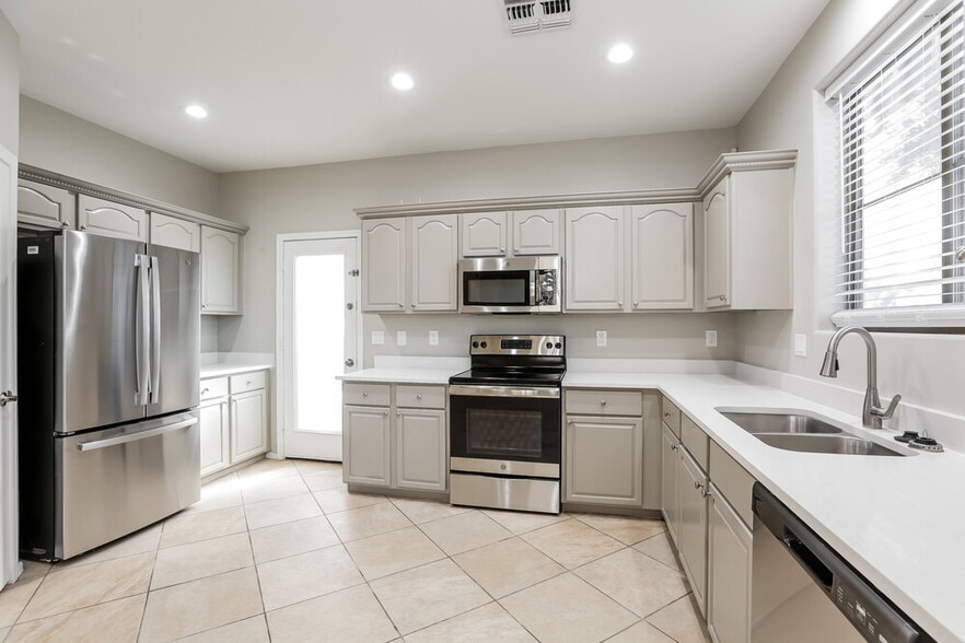 Building Photo - 809 E Agua Fria Ln