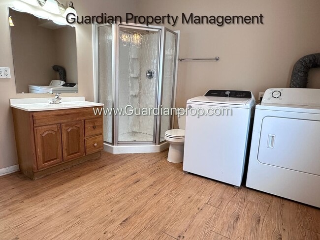 Building Photo - Spacious Two Bedroom Single Family Home, Hardwood Floors, W/D, Dishwasher