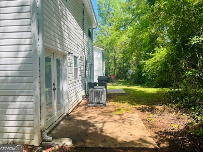 Building Photo - 611 Elm St