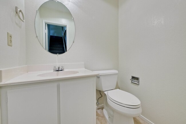 Building Photo - Lovely and Spacious 2BR 2.5BA Condo in Gre...