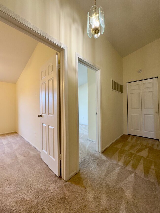 Building Photo - Spacious 4Bed/3.5Bath in Woodlawn