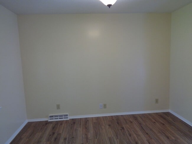 Building Photo - House for Rent-Country Club Area