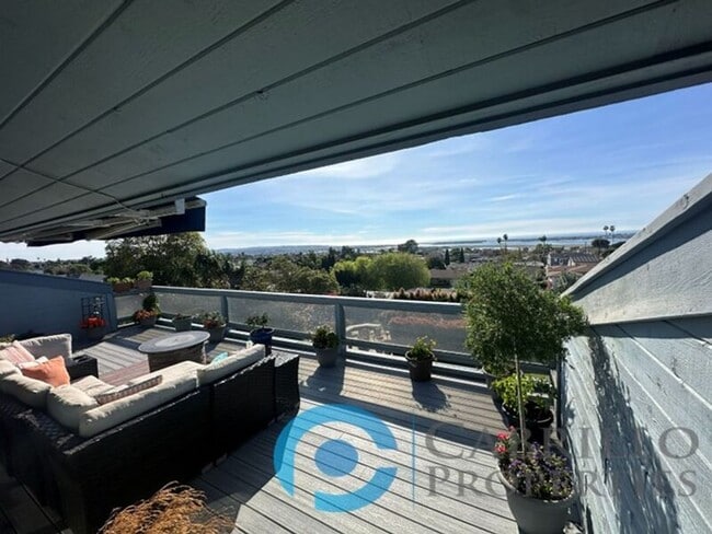 Building Photo - 2620 Deerpark Dr