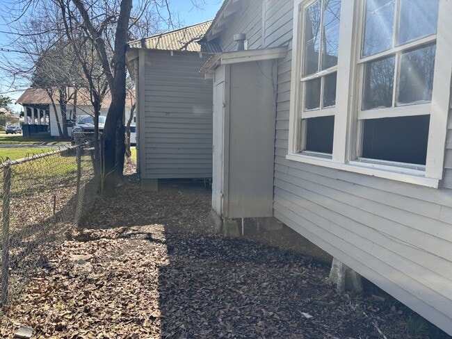 Building Photo - 423 Sampson St