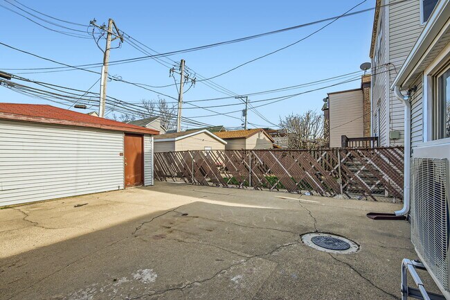 Building Photo - 3147 N Spaulding Ave