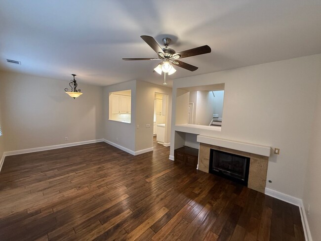 Building Photo - $675 Off First month's Rent - Cute Townhome near Camarillo High School