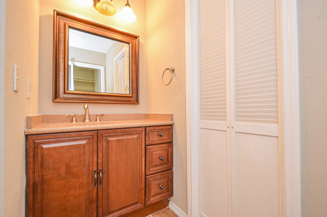 Building Photo - 3 Bedroom Townhouse - Northwest Hills