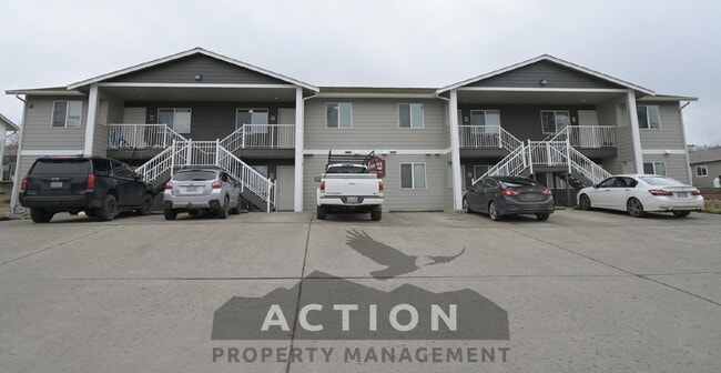 Building Photo - 2 bed 1 bath, top floor apartment in Port Angeles, close to Peninsula College and the Olympic Nat...