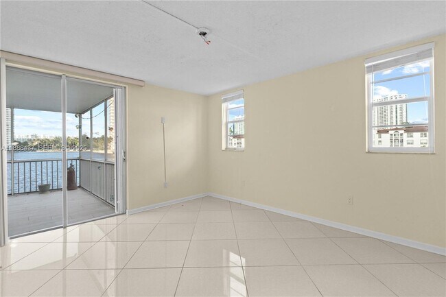 Building Photo - 2999 Point E Dr