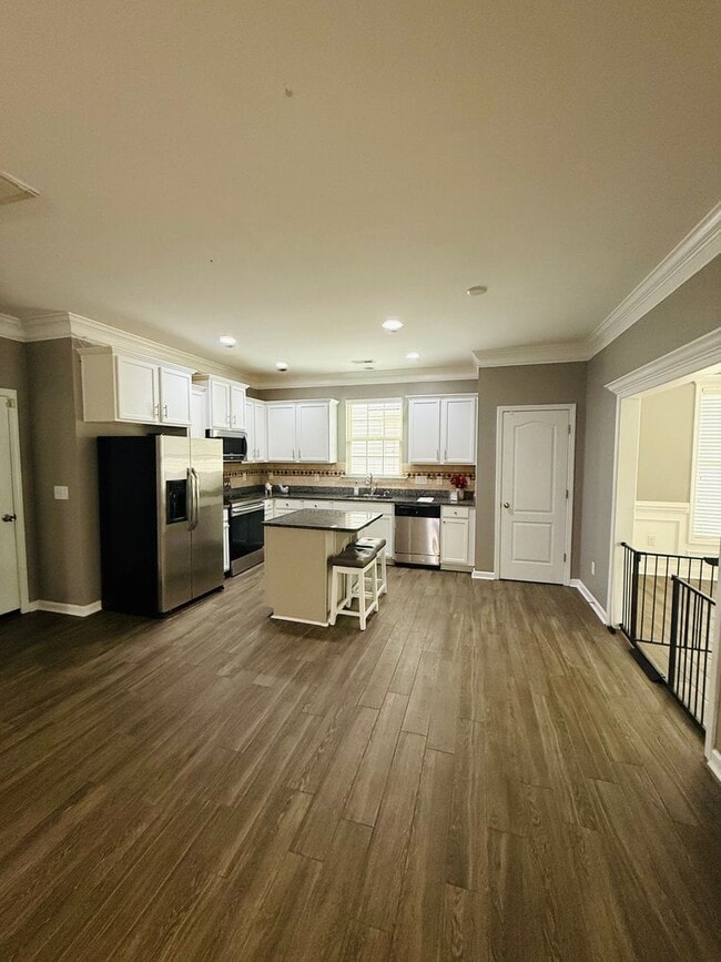 Building Photo - Hidden 4 bedroom, 2.5 bathroom Gem!
