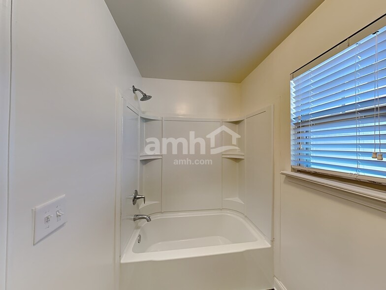 Building Photo - 141 McBee St