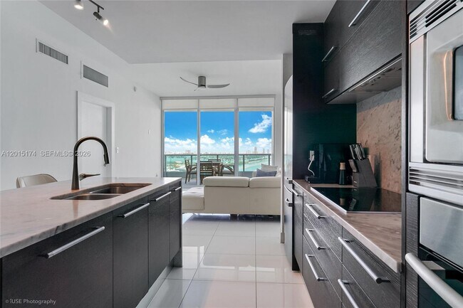 Building Photo - 900 Biscayne Blvd