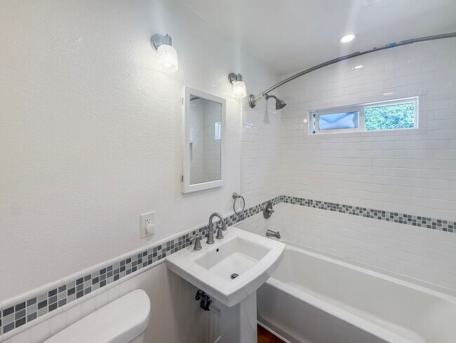 Building Photo - Beautiful 2B/1BA Home in Vista Now Availab...