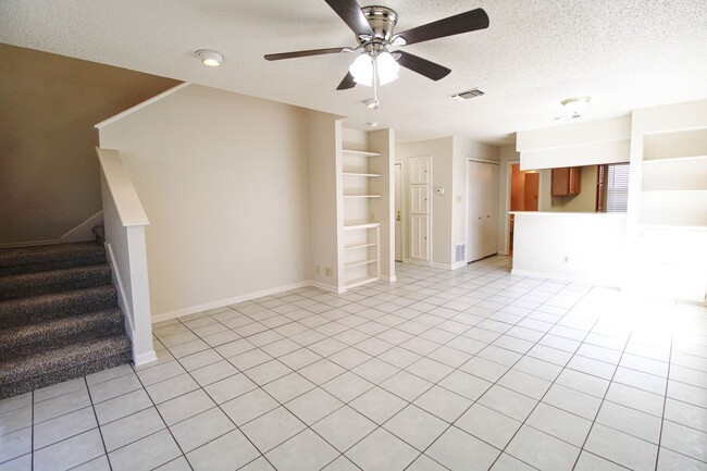 Building Photo - 949 Schertz Pkwy