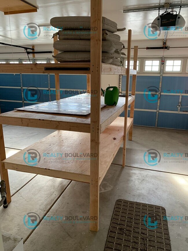 Building Photo - Beautiful 3 Bedroom, 2Bath, 3 Car Garage home in South Reno With Large Back Yard and Hot Tub!