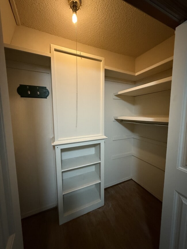 Building Photo - 2202 Crestwood Dr