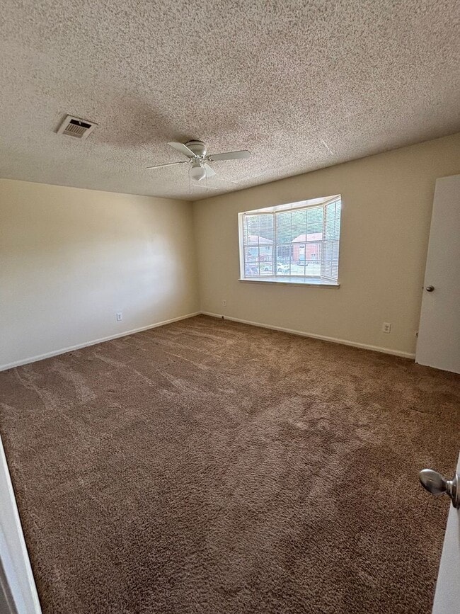 Building Photo - RG-139 Valencia Dr.