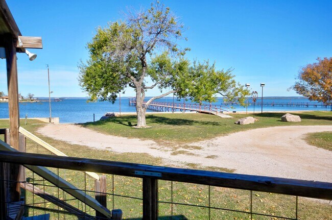 Building Photo - 2-1502 Ranch Rd 261