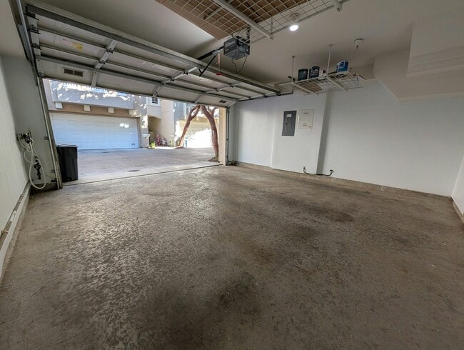 Building Photo - 827 Harmony Pl