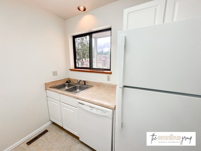 Building Photo - 4BD/2BA Fall Pre-Lease in Quiet Neighborhood!