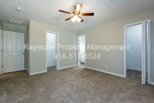Building Photo - 4 Bedroom 2 Bath + Updated