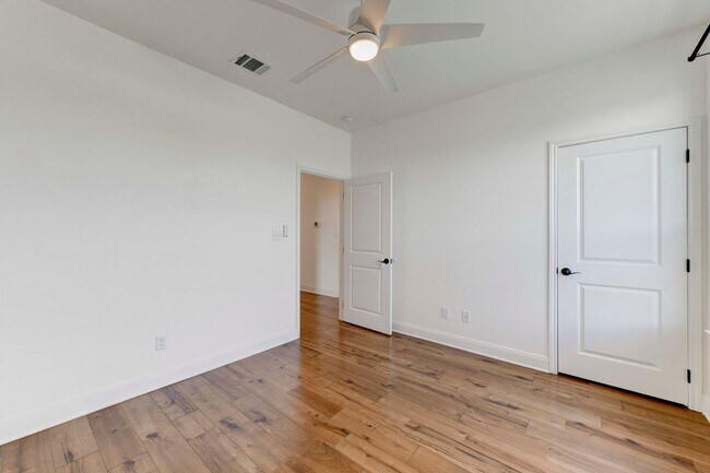 Building Photo - AVAILABLE NOW!