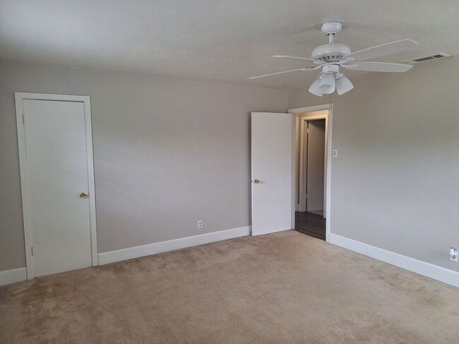 Building Photo - 8430 Birchcroft Dr