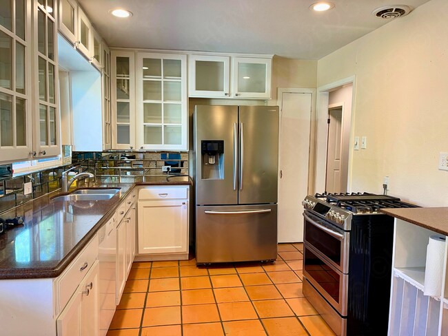 Building Photo - 1041 Ivy Ln