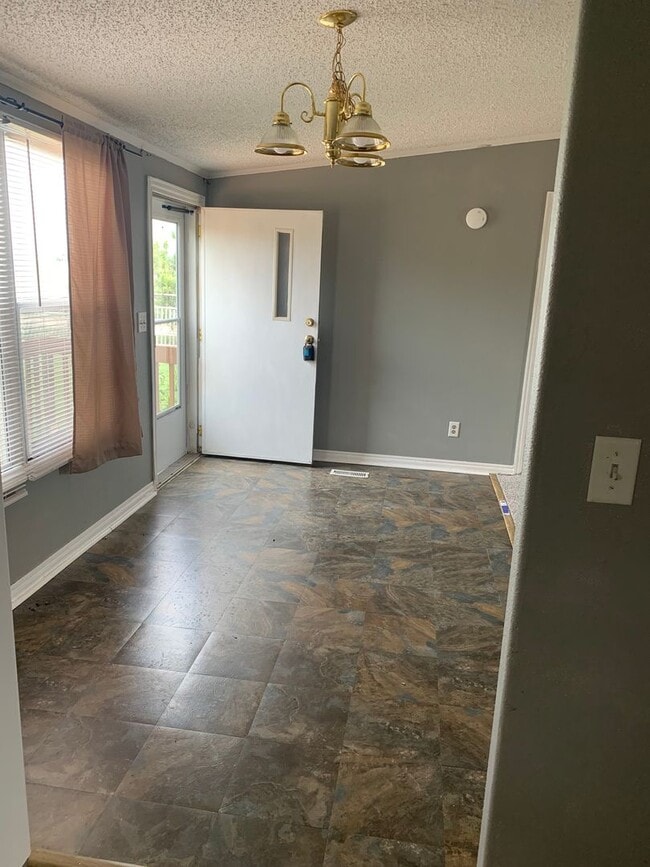 Building Photo - The perfect home is calling, cozy 3 bedroo...