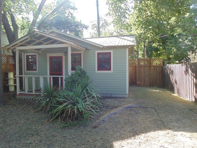 Primary Photo - Modern Studio Back House - Hyde Park