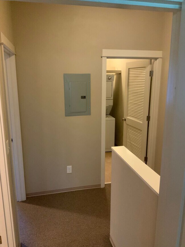 Building Photo - Move In Special!!  Close to Campus on 14th...