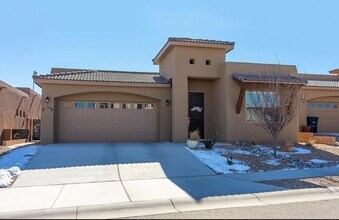 Building Photo - Charming 4 Bedroom 2.5 bath house in a Gat...