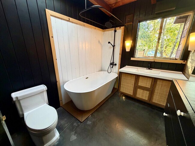 Building Photo - Unique 2 bedroom 2 bath home in Pacific Grove!