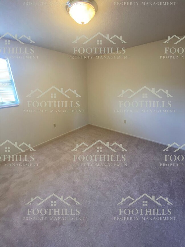 Building Photo - 2 Bedroom Duplex off Whitehall Rd