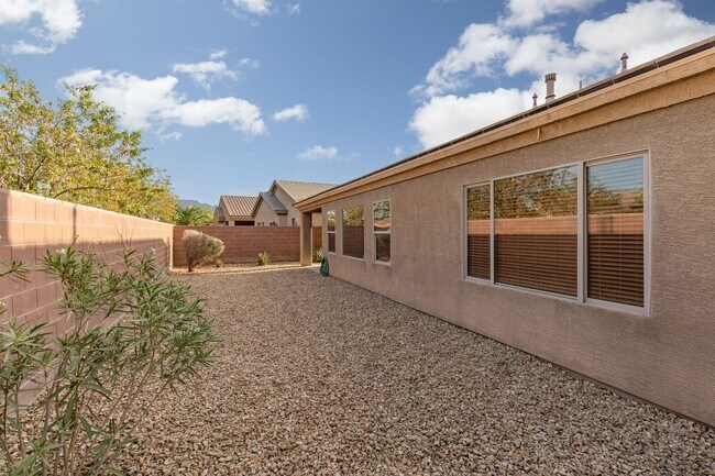 Building Photo - STALLION MOUNTAIN - HUGE 4 BEDROOM, 3 BATH UPGRADED SINGLE STORY