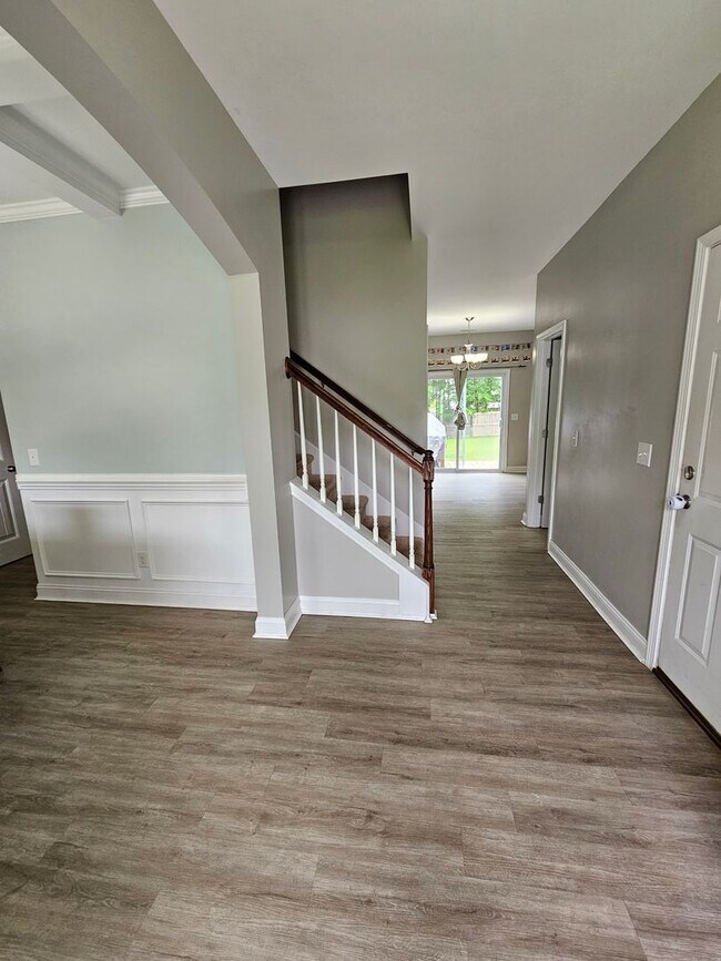 Building Photo - Gorgeous and Spacious 4 Bedroom Home!