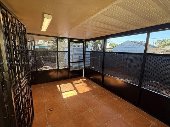 Building Photo - 1048 NW 32nd Pl