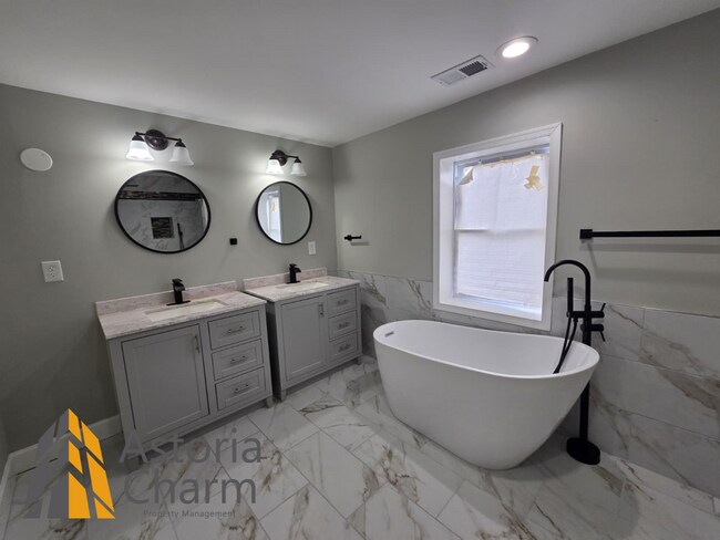 Building Photo - 4 Bedroom Rowhome with Loft Style Primary Suite and Finished Basement