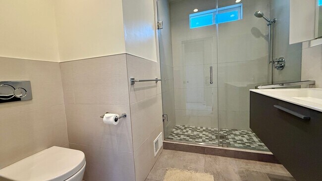 Building Photo - Updated 4BR/2BA Single Family Home in Cove...