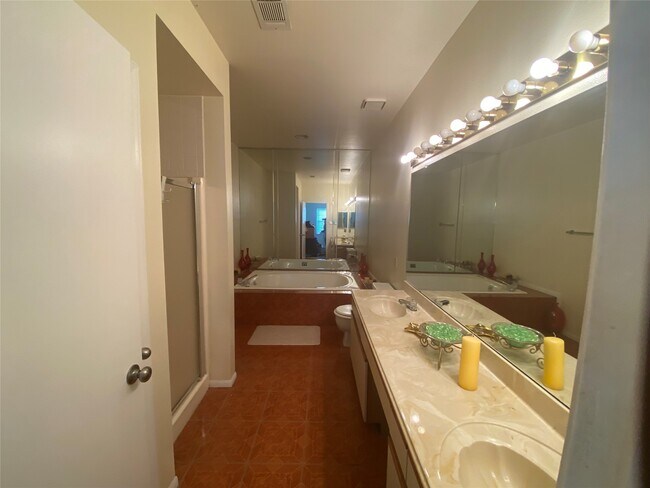 Building Photo - 2856 Holly Hall St