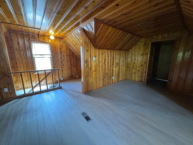 Building Photo - 9927 Beaconsfield St